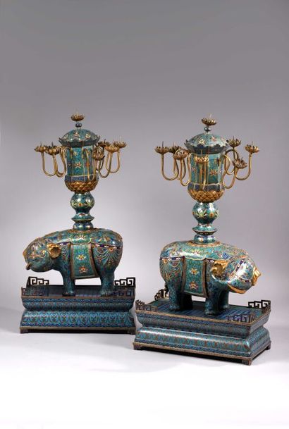 CHINE.
Paire d'importants et rares éléphants...