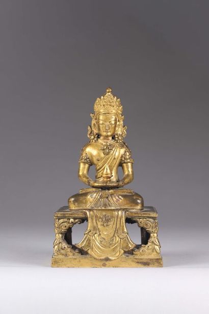 CHINE.
Statuette d'Amitayus en bronze doré...