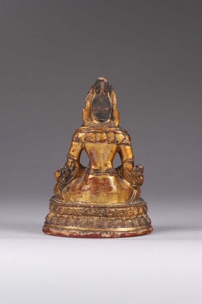 CHINE.
Statuette d'Amitayus en terre cuite...
