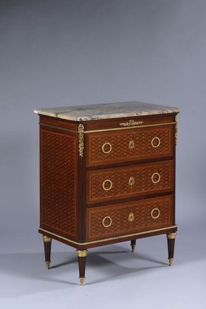 Petite commode étroite à décor marqueté d'un...