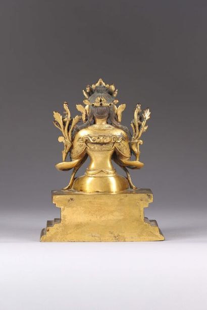CHINE.
Statuette de Maitreya en bronze doré...