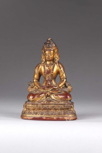 CHINE.
Statuette d'Amitayus en terre cuite...