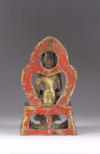 CHINE.
Statuette d'Amitayus en bronze doré...