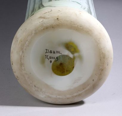DAUM NANCY.
Important vase à corps effilé...