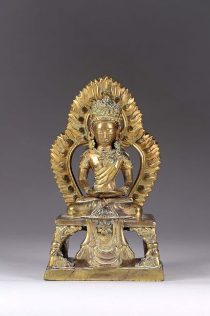 CHINE.
Statuette d'Amitayus en bronze doré...