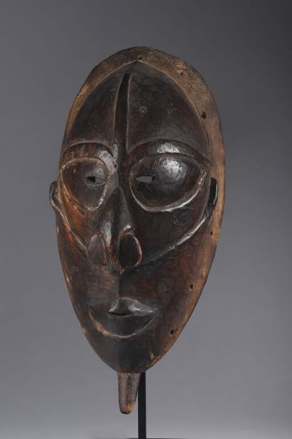 Masque à ancienne patine noire. Traces de...