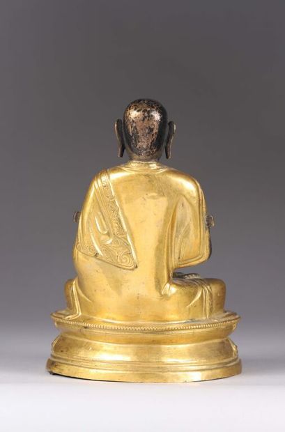 TIBET.
Statuette de moine en cuivre repoussé...
