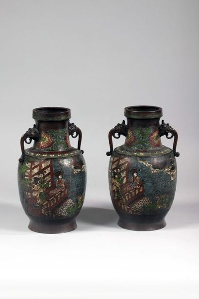 NON VENU /// JAPON.
Paire de vases balustres...