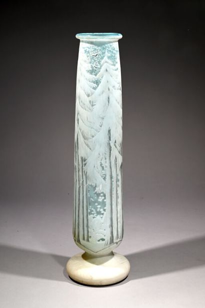 DAUM NANCY.
Important vase à corps effilé...