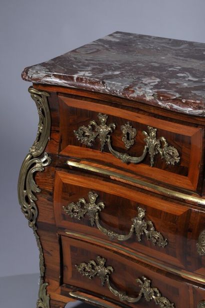 Commode galbée en placage de palissandre...