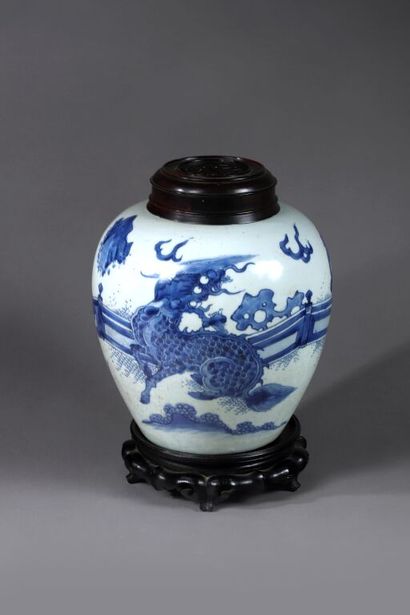 CHINE.
Pot à gingembre en porcelaine à décor...