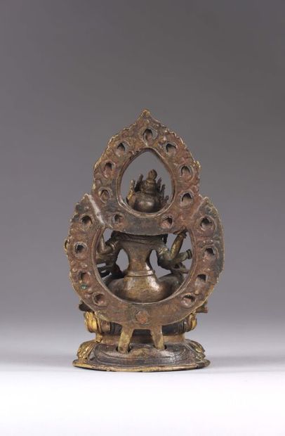 NÉPAL.
Statuette de Vasudhara à six bras...