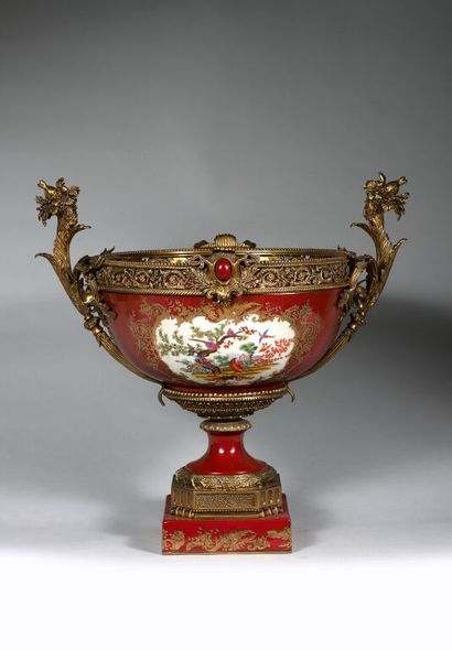 Important vase en porcelaine en camaïeu carmin...