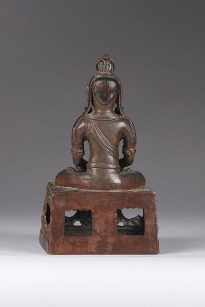 CHINE.
Statuette d'Amitayus en bronze représenté...