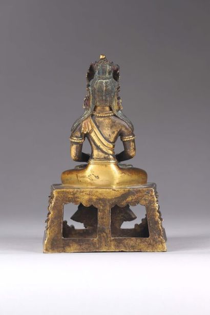 CHINE.
Statuette d'Amitayus en bronze doré...