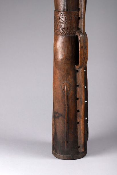 Tambour type « Kundu » en bois clair dur,...