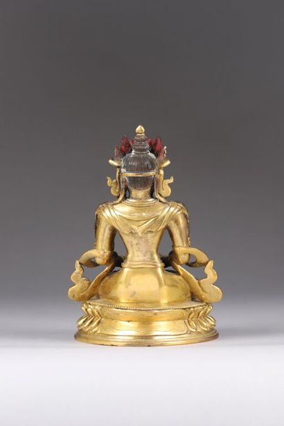 CHINE.
Statuette d'Amitayus en bronze doré...