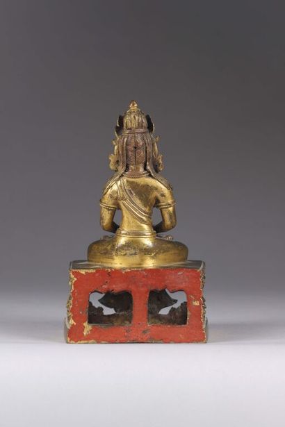 CHINE.
Statuette d'Amitayus en bronze doré...