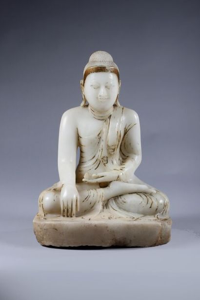 BIRMANIE.
Bouddha en marbre blanc à rehaut...