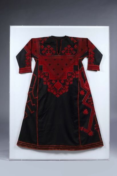 Robe brodée « Thobe » en coton noir finement...