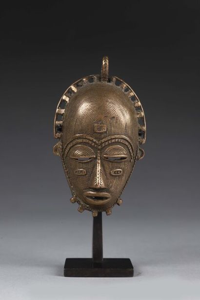 Pendentif représentant un masque entièrement...