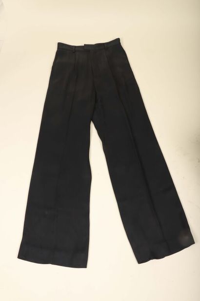 * Lot comprenant :
- GUCCI.
Veste noire en...