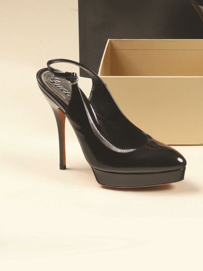* GUCCI.
Paire d'escarpins à talons, lanières...