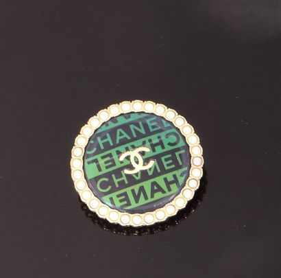 CHANEL.
Broche La Pausa pearl CC, forme circulaire...