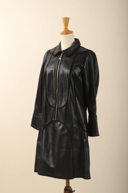* BARBARA BUI.
Robe droite en cuir d'agneau...
