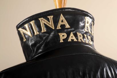 NINA RICCI.
Veste matelassée en skaï, col...