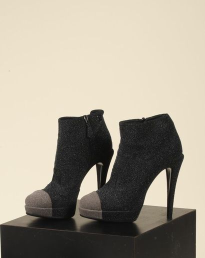* CHANEL.
Paire de bottines glitters, cuir...