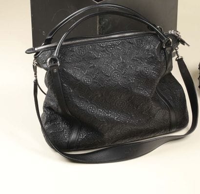 * LOUIS VUITTON.
Sac Ixia, cuir Antheia noir...
