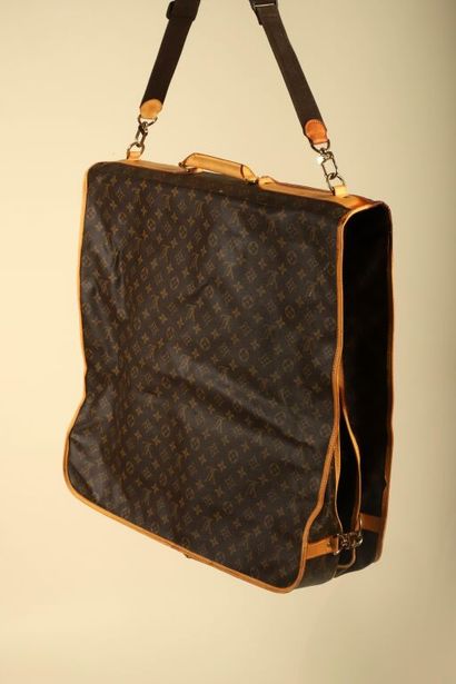 * LOUIS VUITTON
Lot comprenant :
- Porte-vêtement...