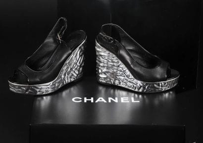 * CHANEL.
Paire de sandales compensées en...