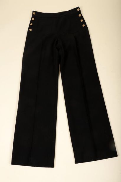 * CHANEL.
Lot comprenant :
- Un pantalon...