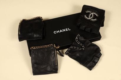 * CHANEL.
Lot comprenant :
- Paire de mitaines...