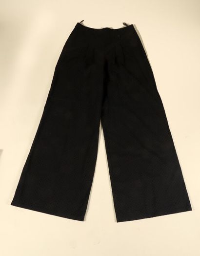 * CHANEL.
Pantalon large en coton noir ajouré...