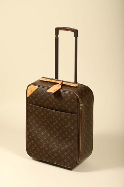 * LOUIS VUITTON.
Valise à roulettes Pegase...