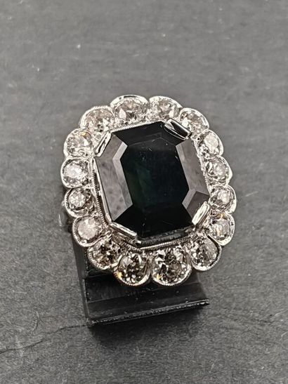 Bague en or gris 750 ‰ ornée d'un saphir...