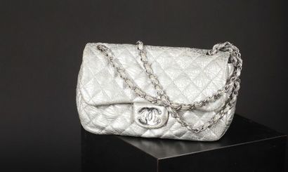 * CHANEL.
Sac Medium Classic Flap en cuir...