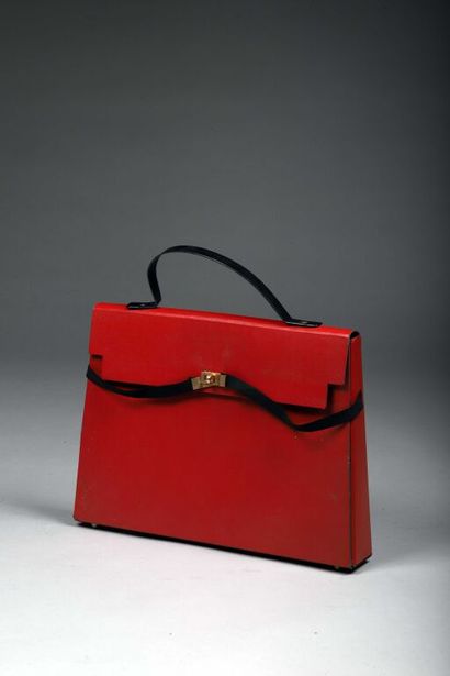 Sac en PVC rouge d'après le modèle Kelly.
30...