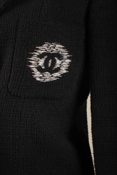 * CHANEL.
Blazer croisé en tweed de coton...