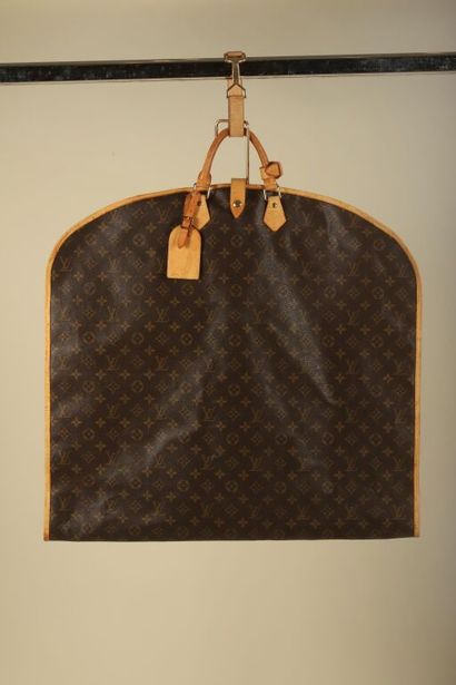 * LOUIS VUITTON
Lot comprenant :
- Porte-vêtement...