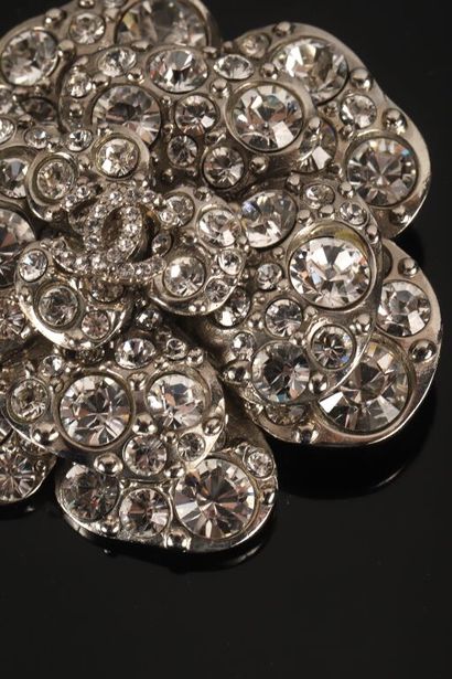 * CHANEL.
Exceptionnelle broche-pendentif...