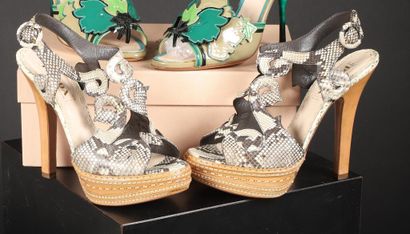 * PRADA.
Paire de sandales à talons hauts...
