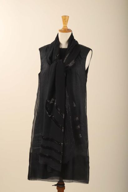 * CHANEL.
Étole en soie mélangée noire 
à...