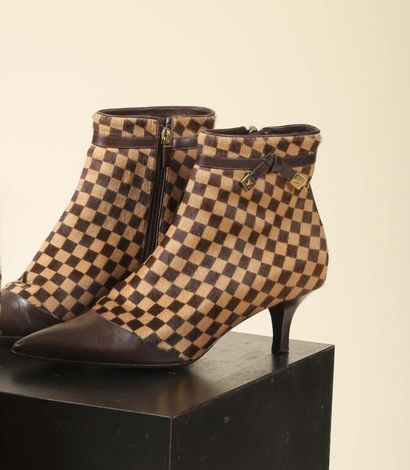 * LOUIS VUITTON.
Paire de bottines Damier...