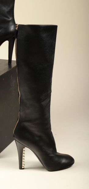 * CHANEL.
Paire de bottes à talons hauts,...