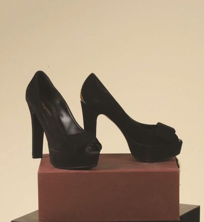 * LOUIS VUITTON.
Paire d'escarpins à talons...