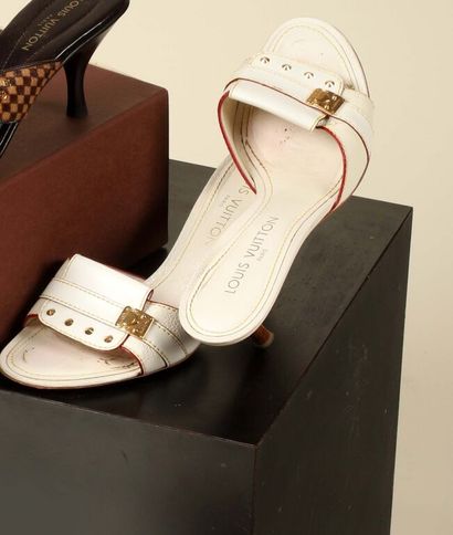 * LOUIS VUITTON.
Paire de sandales à talons,...